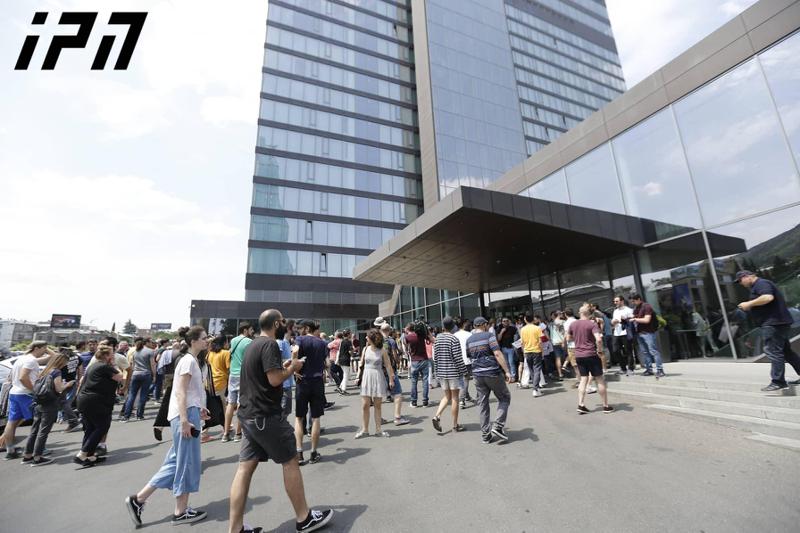 გავრილოვი "რედისონიდან" გაიყვანეს - აქციის მონაწილეებმა მას წყლით სავსე ბოთლები და სხვადასხვა საგნები ესროლეს