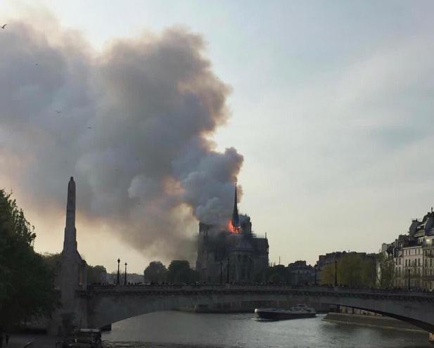 პარიზის ღვთისმშობლის ტაძარში ხანძარია