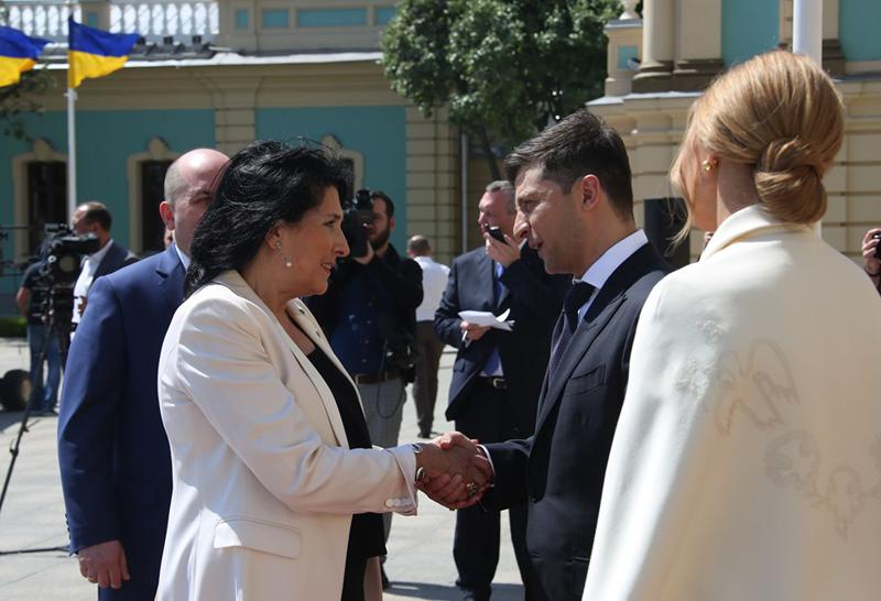 "გულითადი მილოცვა გადავეცი" - სალომე ზურაბიშვილი ვლადიმერ ზელენსკის ინაუგურაციაზე (ფოტოები)