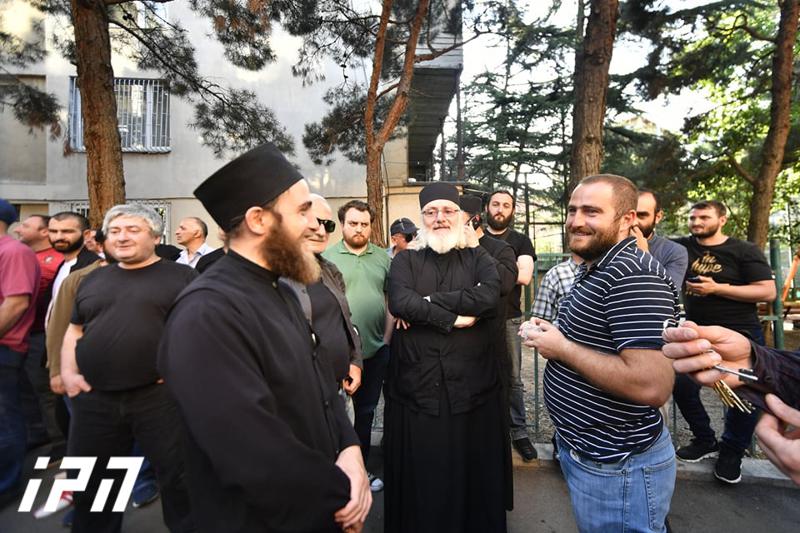 "თბილისი პრაიდის" ოფისთან ლევან ვასაძის თანამოაზრეებისა და სასულიერო პირების გამაფრთხილებელი აქცია დასრულდა