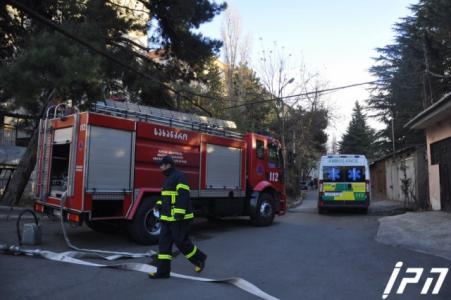 ვარკეთილის ერთ-ერთი კორპუსიდან მაშველებმა 18 ოჯახის ევაკუაცია განახორციელეს
