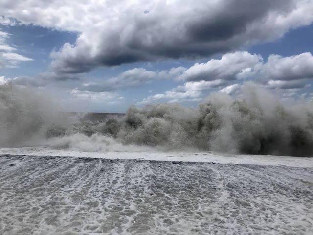შავ ზღვაზე ტალღების სიმაღლე 4 მეტრს აღწევს - საგანგებო სიტუაციების სამსახური დამსვენებლებს აფრთხილებს