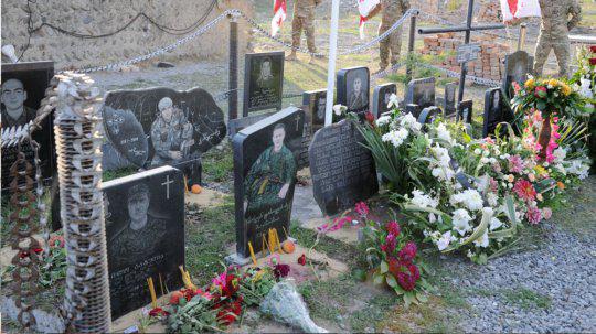 "ჩვენი მეთაური კარგა ხანს იდგა ცხედრებთან: ასეთი ბიჭები რომ მყოლოდაო..." - ვინ იყო რუსი სამხედრო, რომელმაც "კვირის პალიტრის" ჟურნალისტს შინდისის გმირების ამბავი უამბო