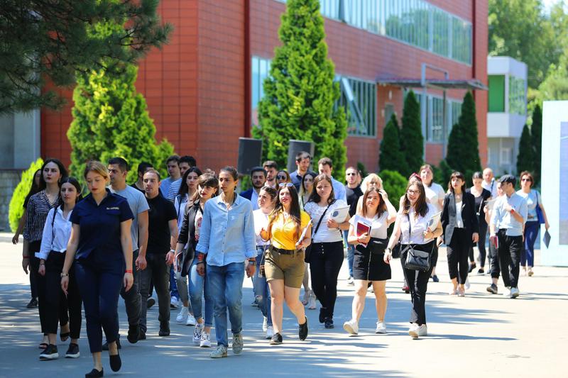 შსს 20-მდე უნივერსიტეტის კურსდამთავრებულებს ვაკანსიებსა და სტაჟირებას სთავაზობს - "სტუდენტებს გვაქვს შესაძლებლობა, ვემსახუროთ ქვეყანას"