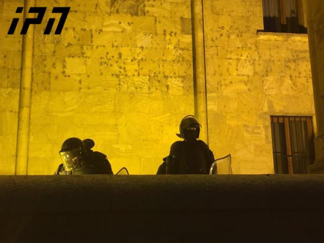 პარლამენტის შენობასთან სპეცრაზმი განლაგდა