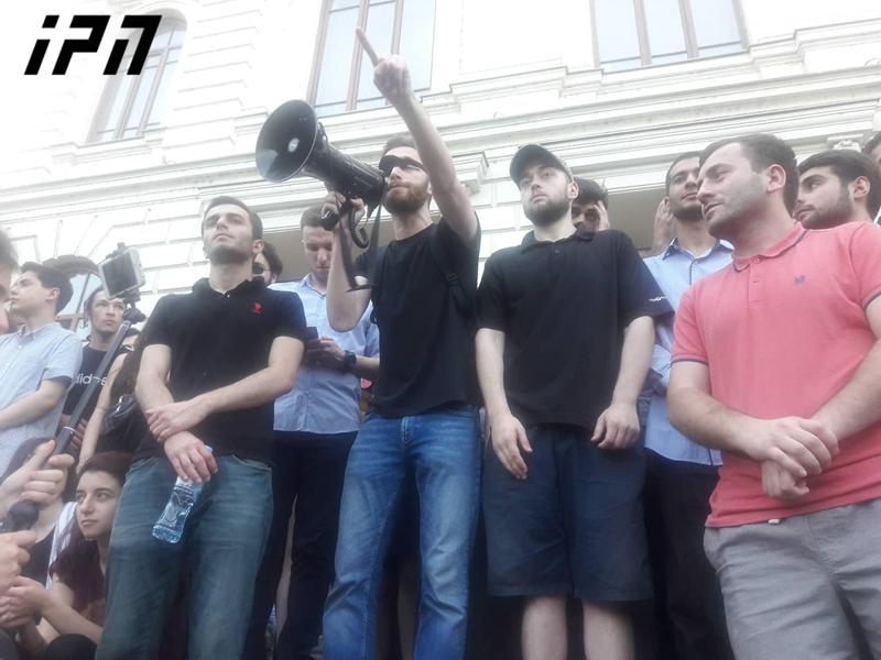 სტუდენტი - გუშინ ვხედავდი პოლიტიკოსებს, რომლებიც ხალხს რევოლუციისკენ მოუწოდებდნენ, მაგრამ როცა ადამიანებს თვალები დასთხარეს, ისინი იქ ვეღარ დავინახე