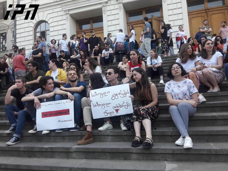 "პუტინ ნუ პაგადი", "რუსეთი ოკუპანტია", "ვის გამო, რის გამო?!" - თსუ-სთან სტუდენტების აქცია მიმდინარეობს