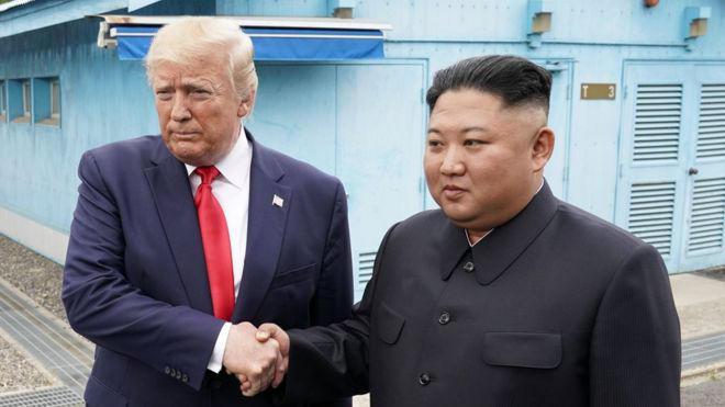 დონალდ ტრამპი კიმ ჩენ ინს შეხვდა - "მიხარია შენი ნახვა კიდევ ერთხელ"