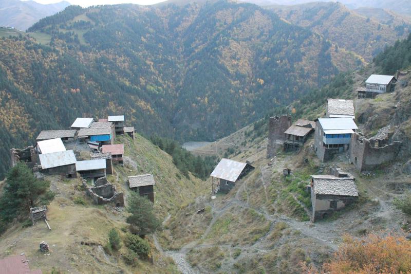 კრემაცია, შვიდსართულიანი საცხოვრებელი სახლები, თოკით დაბმული ბავშვები... - ბევრისთვის უცნობი ფაქტები თუშეთზე