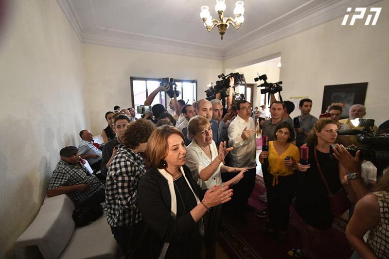 "სირცხვილია!" - ოპოზიციის დეპუტატები სხდომათა დარბაზიდან გამოსულ უმრავლესობის წევრებს შეძახილებით დახვდნენ