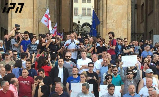 აქცია რუსთაველზე - ადგილზე შეკრებილთა ნაწილი გრიგოლ ვაშაძის სიტყვით გამოსვლას უკმაყოფილებით შეხვდა