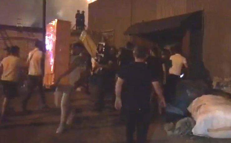 ე.წ. ჩინელების ბაზარში ძლიერი ხანძრის გამო მოვაჭრეებს საწყობებიდან საქონელი გამოაქვთ