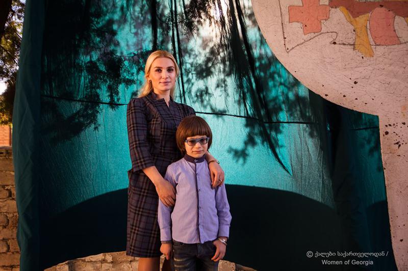 "ექიმებმა ანდროიდებისა და ტელევიზორის მოხმარება აგვიკრძალეს, ოჯახში ცხოვრების სტილი შევცვალეთ" - ისტორია ქალზე, რომელსაც შვილმა ახალი პროფესია აპოვნინა