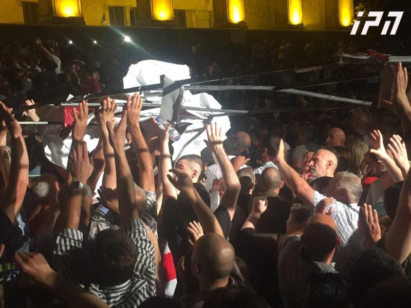 არსებული ინფორმაციით, პარლამენტთან დაპირისპირებისას აქციის მონაწილეები და პოლიციელები დაშავდნენ