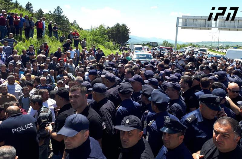დაძაბულობა გორის შესასვლელში - აქციის მონაწილეებმა ავტობანის გადაკეტვა სცადეს