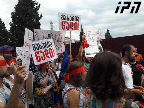 ხმაური "რეაქციის" პავილიონთან - მინისტრი ტელევიზიაში შეძახილებით "გახარია წადი" შეაცილეს