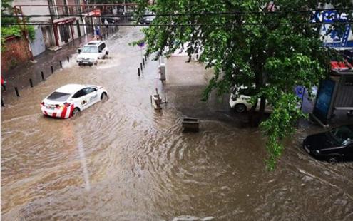 თბილისში ეზოები და სადარბაზოები დაიტბორა - რა უბნებში იძახებენ მაშველებს