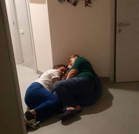 "ჩაძინებული ექთნების ფოტო ერთ-ერთმა მშობელმა მძიმე ღამის შემდეგ გადაიღო..." - დღის ფოტო ჰოსპისიდან