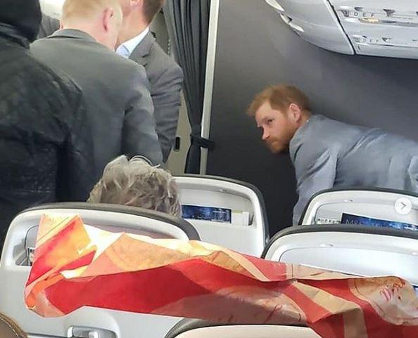 მგზავრები გაოგნებულები დარჩნენ, როდესაც ბორტზე მყოფი პრინცი ჰარი შენიშნეს - ფოტოს ათასობით გაზიარება აქვს