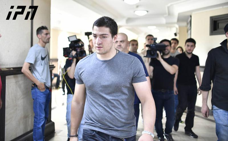 მიხეილ კალანდიასთვის პატიმრობის შეფარდების შემდეგ, მისმა ძმამ სასამართლოს ეზოში მტრედები გაუშვა