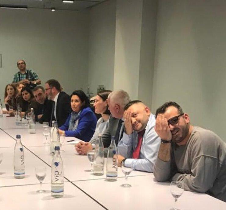 თვალზეხელაფარებული პროტესტი - რა მოხდა სალომე ზურაბიშვილთან შეხვედრაზე მიუნხენში