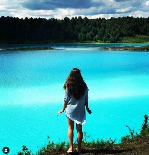 ეს ლამაზი ტბა რუსეთში, სადაც სელფისთვის ათასობით ადამიანი ჩადის, სინამდვილეში მომწამვლელია