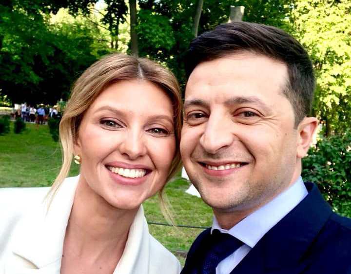 სელფი ცოლთან ინაუგურაციამდე 5 წუთით ადრე - ზელენსკი უკრაინის პრეზიდენტის მოვალეობის შესრულებას შეუდგა