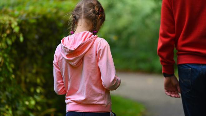 პეტერბურგელი ქალი 10 წლის ქალიშვილს უცნობ მამაკაცებზე "აქირავებდა"