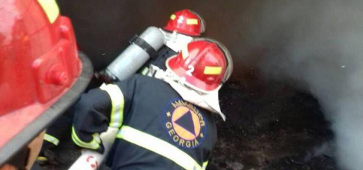 ბამბის რიგში რესტორანი იწვის - ადგილზე 4 სახანძრო მუშაობს