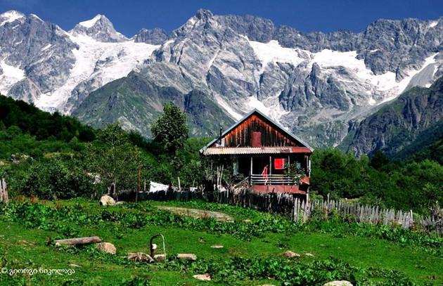 ვინ არის 80 წლის ქალი, რომელსაც ცნობილი რაჭული ხის სახლი ეკუთვნის - "ბევრი უცხოელი მოდის, აივანზე სურათებს იღებენ"