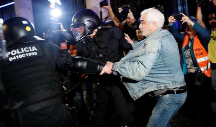 შეტაკება პოლიციასა და დემონსტრანტებს შორის - ბარსელონაში კატალონიელი პოლიტიკოსების განაჩენი 350 000-მა ადამიანმა გააპროტესტა