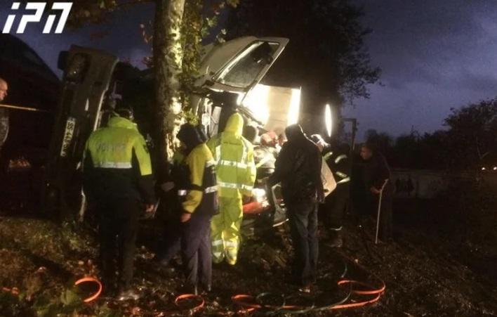 ხობში, სოფელ ჭალადიდთან ავარიის შედეგად დაშავებული მძღოლი მანქანიდან ვერ ამოჰყავთ