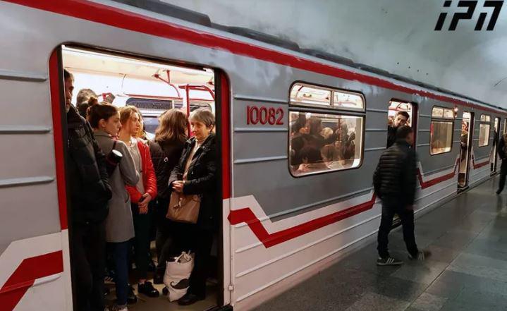 მეტრო "სადგურის მოედანზე" მგზავრი ლიანდაგებში ჩავარდა