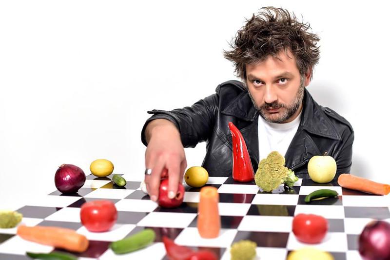 "თმები ყალყზე მიდგას... მე და ჩემი ძმა ღამე ქუდებით ვიძინებდით, რომ თმა დატკეპნილიყო" - შეფ კონსტანტინე თედელური ბავშვობაზე, იმიჯსა და პროფესიაზე