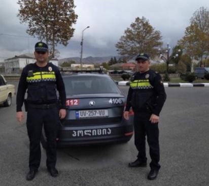 გორში პატრულმა ქალბატონი სიკვდილს გადაარჩინა - "გზაზე დავარდნილი რომ შევნიშნეთ, თავიდან ავტოსაგზაო შემთხვევა გვეგონა"