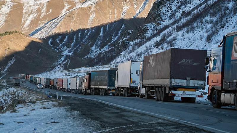 რუსეთის მხარეს 250 მანქანაა გაჩერებული - რა ხდება ლარსზე