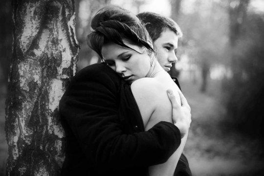 რა ხდება, როდესაც მამაკაცი ხელებს ხვევს ქალს - ეს უნდა იცოდეთ