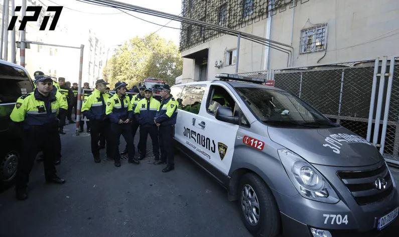 მთავრობის ადმინისტრაციასთან დაპირისპირებაა - კადრები ადგილიდან