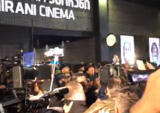 ხმაური "ამირანთან", აქციის მონაწილეები კინოთეატრში შეღწევას ცდილობენ - LIVE ადგილიდან