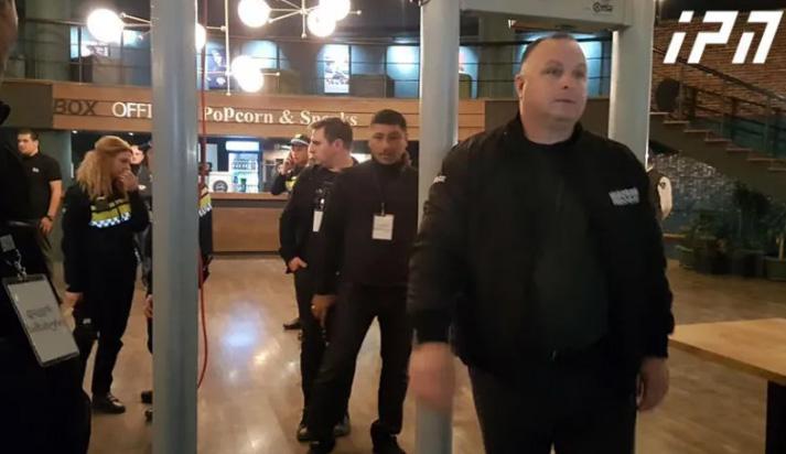 კინოთეატრ „ამირანში", სადაც ფილმის „და ჩვენ ვიცეკვეთ" მორიგი ჩვენება გაიმართება, მოქალაქეები ფილმის სანახავად უკვე შედიან