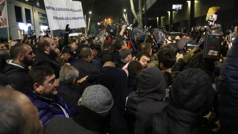 ფილმის "და ჩვენ ვიცეკვეთ" ჩვენების მოწინააღმდეგეები, საპროტესტო აქციებს დღესაც გამართავენ