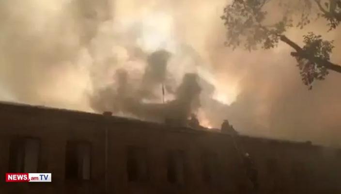 სომხეთის პარლამენტის შენობის სახურავს ცეცხლი გაუჩნდა