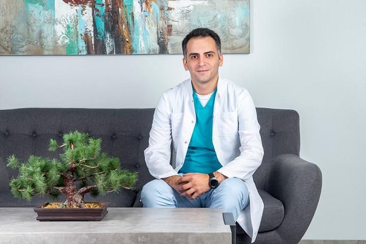 29 წლის ქართველი ქირურგი, რომელიც სისხლძარღვთა ქირურგიის მიმართულებას თოდუას კლინიკაში ხელმძღვანელობს