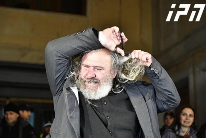 ინციდენტი პარლამენტთან  - აქციაზე ერთ-ერთი მოქალაქე მივიდა და მაკრატლით თმა შეიჭრა