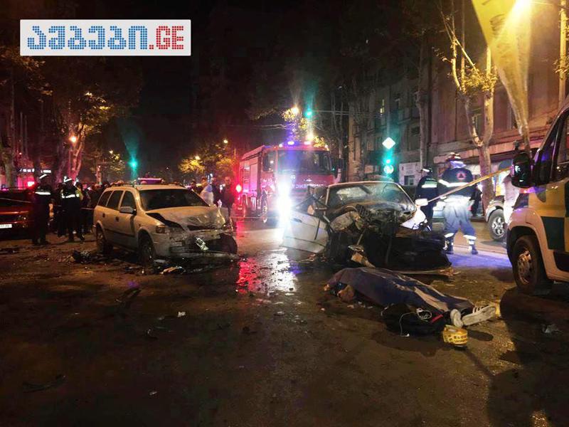 2 გარდაცვლილი და 3 დაშავებული - დადიანის გამზირზე ერთმანეთს 3 ავტომობილი შეეჯახა