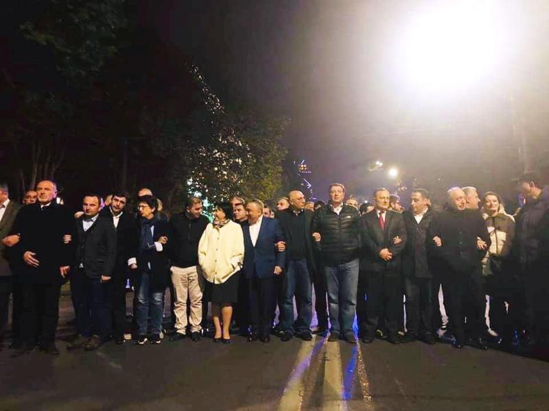 "ბიძინა გამაერთიანებელი..." - პოლიტიკოსების ფოტო აქციიდან, რომელიც "ფეისბუქზე" გააშარჟეს