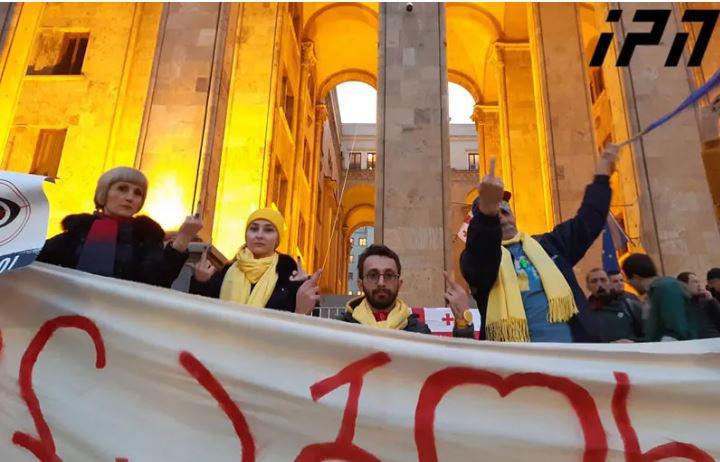 პარლამენტთან მიმდინარე აქციის მონაწილეებმა კახა კალაძეს შუა თითი უჩვენეს