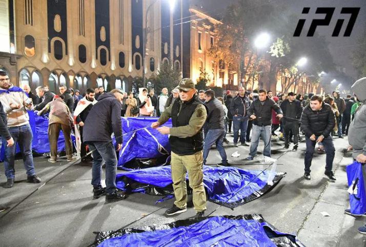 პარლამენტის წინ, გზის სავალ ნაწილზე კარვები გაშალეს