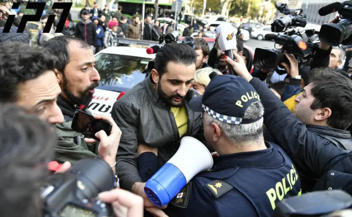 პარლამენტთან პოლიციელებსა და "სირცხვილიას" მონაწილეებს შორის ფიზიკური დაპირისპირება მოხდა