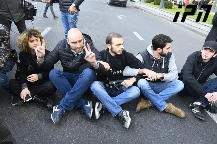 რუსთაველის გამზირი გადაკეტილია - "ყველა მშვიდობიან ხერხს გამოვიყენებთ, რომ დავიბრუნოთ მოპარული არჩევნები"